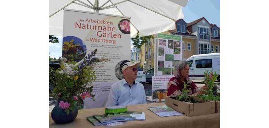 Roswitha Schönwitz und Hans-Georg Levin stellen den Naturnahen Garten vor.