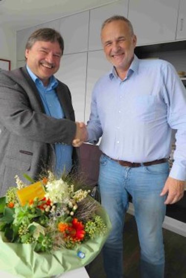 Bürgermeister Jörg Schmidt (re.) dankt Herwart Weinrich für dessen langjähriges ehrenamtliches Engagement. (Foto: Gemeinde Wachtberg/mm)