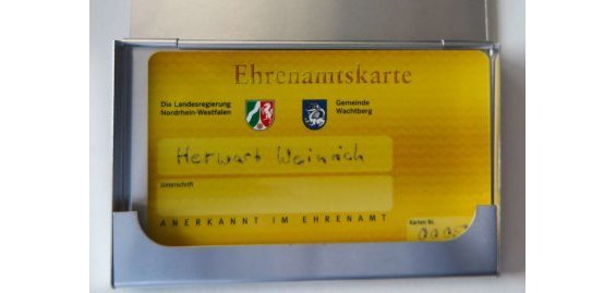 Jubiläumsehrenamtskarte für Herwart Weinrich. (Foto: Gemeinde Wachtberg/mm)