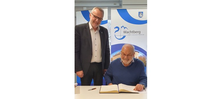 Käpt’n Book: Bürgermeister Jörg Schmidt ehrte Dieter Dresen und bat ihn um einen Eintrag ins Goldene Buch der Gemeinde Wachtberg. (Foto: Gemeinde Wachtberg/mf)