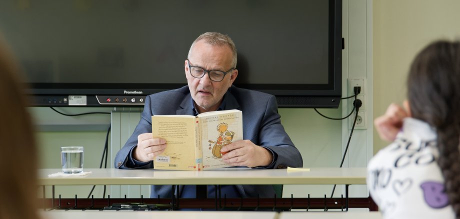 Bürgermeister als Lesepate: Bürgermeister Jörg Schmidt las am Welttag des Buches in der Hans-Dietrich-Genscher-Schule den Kindern der Klasse 5b aus „Rico, Oskar und die Tieferschatten“ vor. 