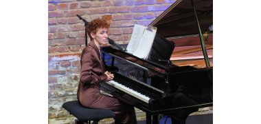 Anny Ogrezeanu, Siegerin bei "The Voice of Germany 2022", am Piano.