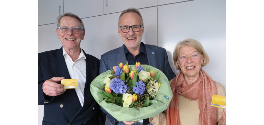 Bürgermeister Jörg Schmidt (Mitte) mit Maria und Hans Böhm bei der Übergabe der Jubiläumsehrenamtskarten. 