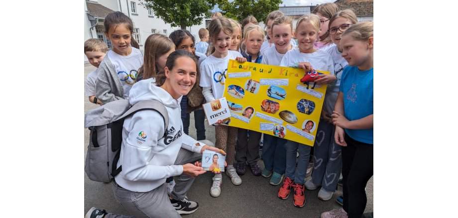 Olympiasiegerin Kira Walkenhorst mit den Kinder der Klassen 3a und 3c der Schule im Ländchen. 