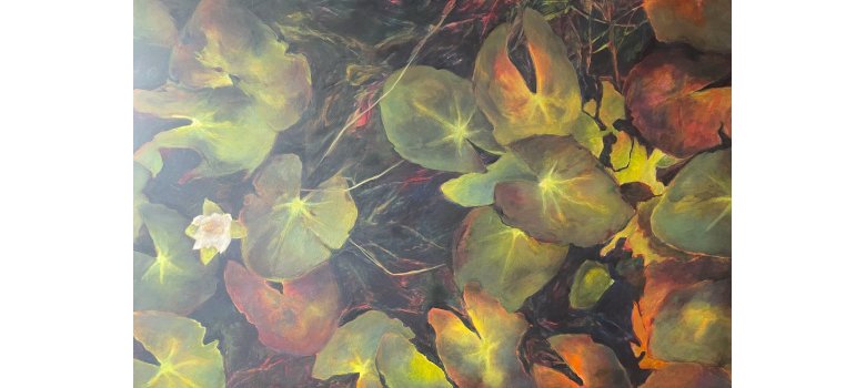 Frech wagt eine Seerose einen Blick durchs Blätterwerk des neuen Gemäldes von Gudrun Berger