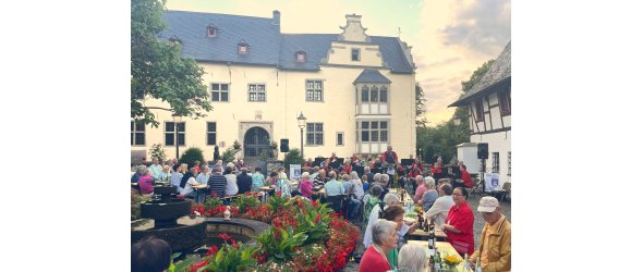 Rund 150 Gäste hatten sich zum Konzert der Berkumer Dorfmusikanten im Innenhof der Burg Odenhausen eingefunden