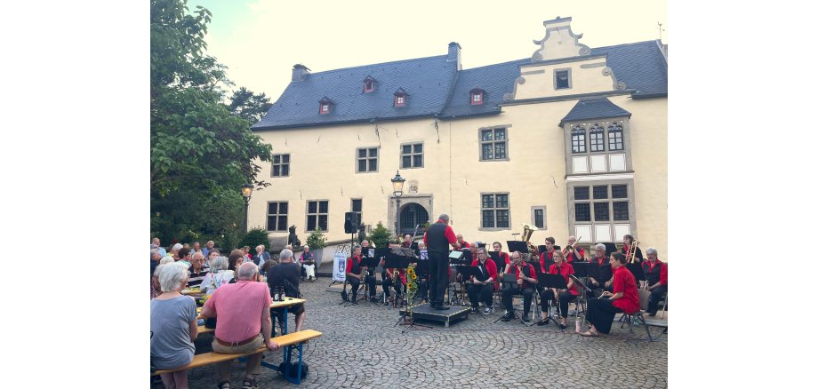 Die Berkumer Dorfmusikanten hatten wieder zu einem gemütlichen Feierabend mit Blasmusik auf Burg Odenhausen eingeladen