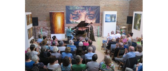 Auftaktkonzert der 17. Wachtberger Kulturwochen: Blick von oben auf das Konzert mit Gesangstalent Anny Ogrezeanu und Jens Gilles am Klavier. 