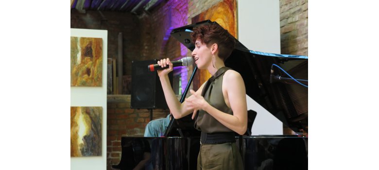 Anny Ogrezeanu singt