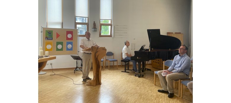 Die Lesung von Udo Eschenbach (li.) wurde musikalisch begleitet von Dr. Walter Töpner am Klavier. Christoph Schmidt (re.) von Wachtberg4Help e.V. dankte für Eschenbachs Spende an den Verein