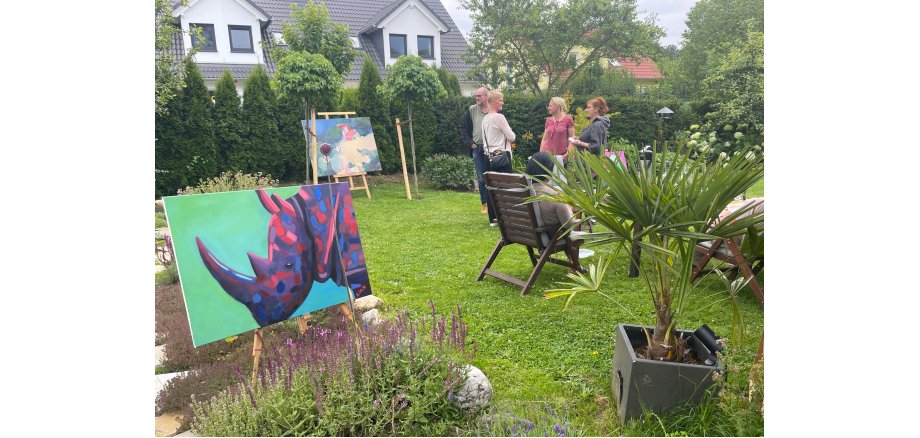 Ausstellung mit Malerei und Fotografie in Annika Kellerbachs Garten