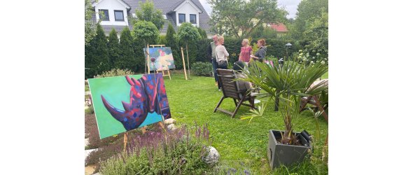 Ausstellung mit Malerei und Fotografie in Annika Kellerbachs Garten