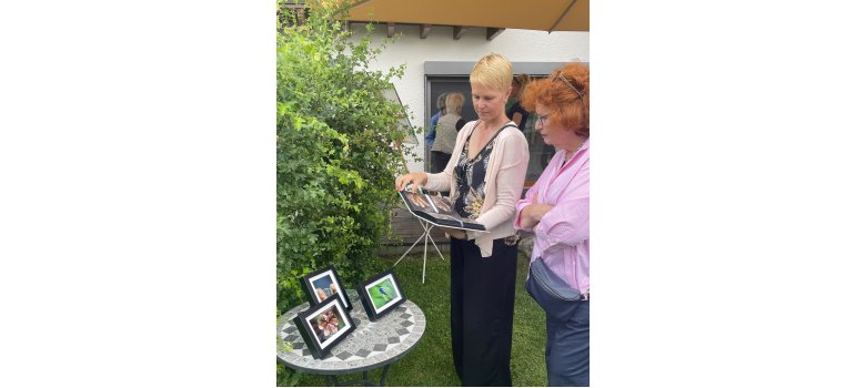 Anke Jasper zeigt M. Frech ihre Foto-Doku „Natur im Garten“