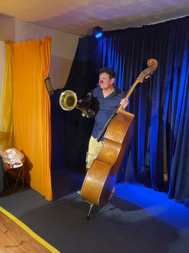 Rainer Kreuz mit seinem geliebten Bass „Madeleine“