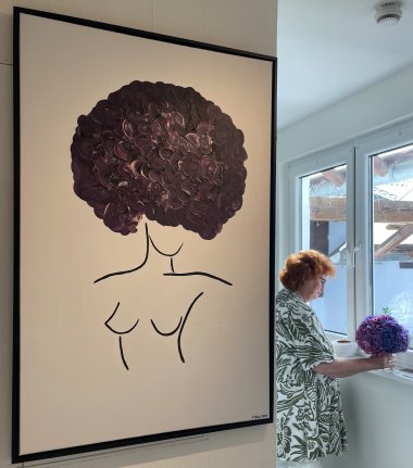 Üppiger violetter Haarschopf von Katia Blasi