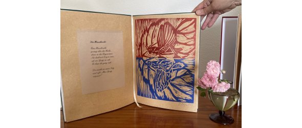 Buch mit Druck (rechte Seite) und Gedicht (linke Seite) „Die Heuschrecke“ von Melanie Ritgen.