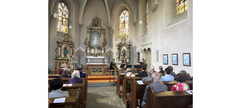 Klangerlebnis in der Adendorfer Kirche mit dem Cello-Trio Varaon