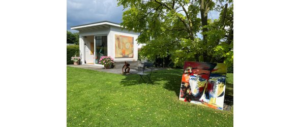 Blick in den Garten mit Atelier von Hiltrud Westheide
