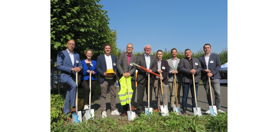 Spatenstich: (v.l.) Heiko Grebe (Westconnect), Alice Fuhrmann (Westconnect), Eike Eschmann (GlasfaserPlus), Stefan Mysliwitz (Telekom), Landrat Sebastian Schuster, Timo Klömpken (Fördermittelberater aconium), Swen Christian (Gemeinde Wachtberg), Holger Krämer (epcan) und Tom Geling (epcan).