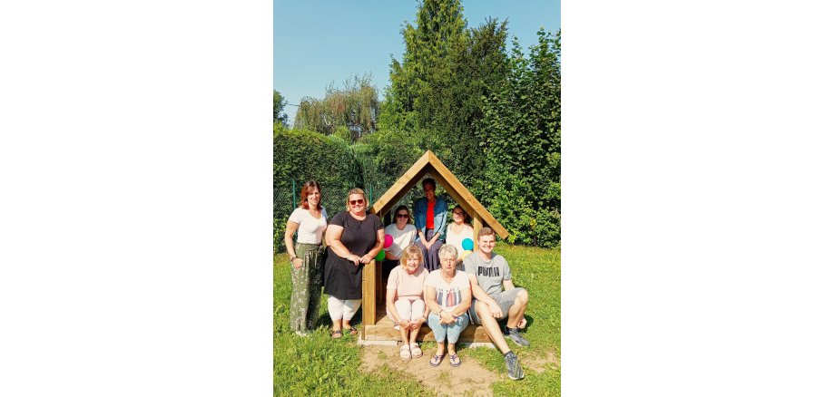 Platz für Klein & Groß – die Mitarbeiterinnen der Kita nehmen Platz im neuen Spielhaus