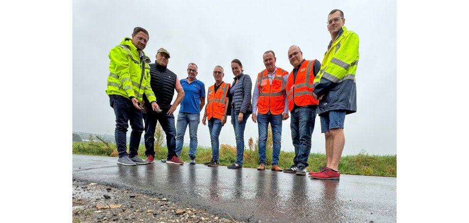 Vorbesprechung des Testprojektes mit Beigeordnetem Swen Christian (li.), Rolf Bertram (3.v.l.), Michael Kaspers (2.v.l.), Andrea Lohmeier (4.v.r.), Johannes Granow (3.v.r.) sowie weiteren Mitarbeitern der STRABAG.