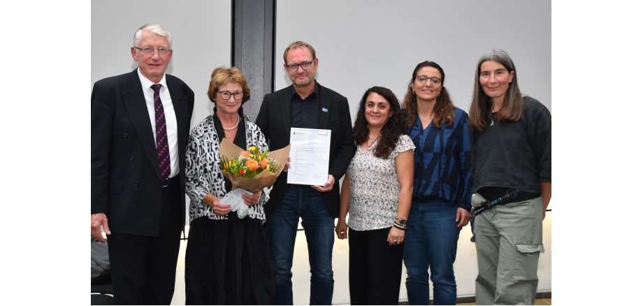 Integrationspreis des RSK für Wachtberg: (v.l.) Andreas Spiegel (UKR-Helferteam Niederbachem), Renate Offergeld (Ökumen. AK) sowie Jan Schatton, Tülün Kahlenberg, Ilkay Aydin, Katja Ackermann (Gemeinde Wachtberg). (Foto: Kommunales Integrationszentrum) 