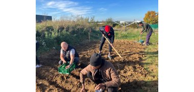 Gartenprojekt: Gemeinsam legen Geflüchtete und Wachtberger Ehrenamtler ein Beet an. (Foto: Gemeinde Wachtberg/ka)