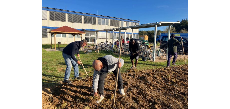 Gartenprojekt: Gemeinsam legen Geflüchtete und Wachtberger Ehrenamtler ein Beet an. (Foto: Gemeinde Wachtberg/ka)