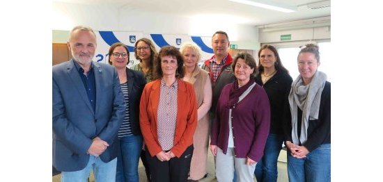 Bürgermeister Jörg Schmidt (li.) dankte den Mitwirkenden der Projektgruppe für die Erstellung eines Kinderschutzkonzeptes für Wachtbergs kommunale Kitas. (Foto: Gemeinde Wachtberg/mm)