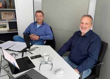 Podcast "Tonstudio" im Rathaus - Bürgermeister Jörg Schmidt mit Studiogast Michael Hüllen. (Foto: Gemeinde Wachtberg/mt)