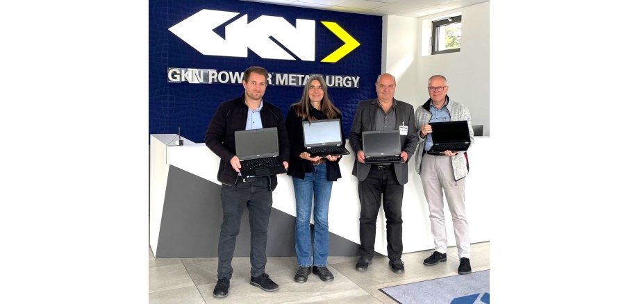 Spendenübergabe GKN: (v.l.) Arne Sawitza (GKN IT), Katja Ackermann (Gemeinde Wachtberg), Peter Vorrenhagen (Ehrenamt, Gemeinde Wachtberg), Christoph Pauly (GKN HR Manager GSM). (Foto: GKN)