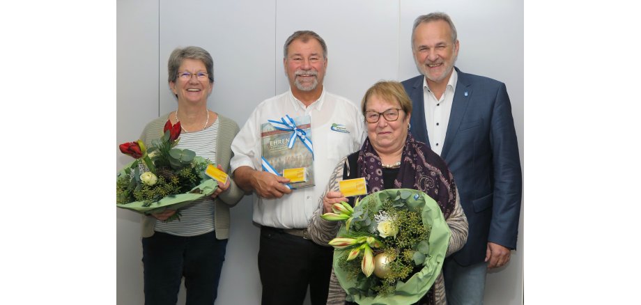 Gisela und Hans-Joachim Duch und Roswitha Jahn mit Bürgermeister Jörg Schmidt. 