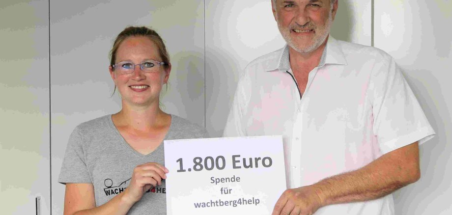 Statt persönlicher Geburtstagsgeschenke eine Spende für Wachtberg4Help: Bürgermeister Jörg Schmidt mit Silvia Parting bei der Spendenübergabe. (Foto: Gemeinde Wachtberg/mm) 