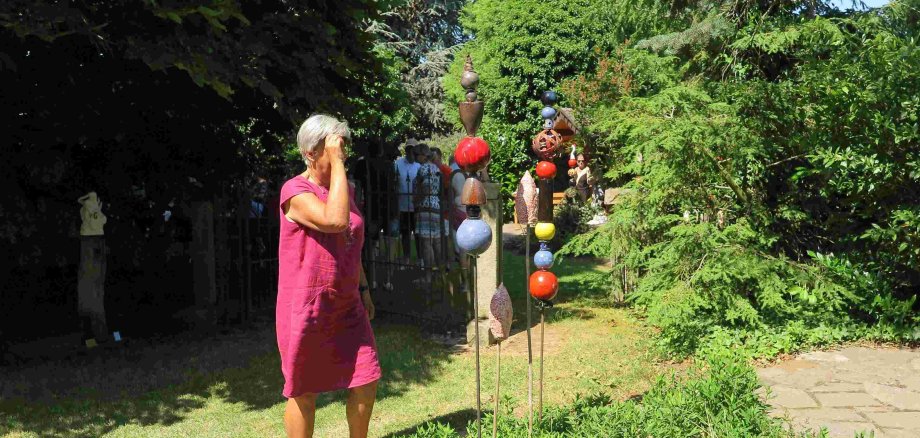 Bunte Gartenstelen von Rita Heinrichs waren überall in Sieburgs parkähnlichem Garten zu finden. (Foto: Gemeinde Wachtberg/mm)
