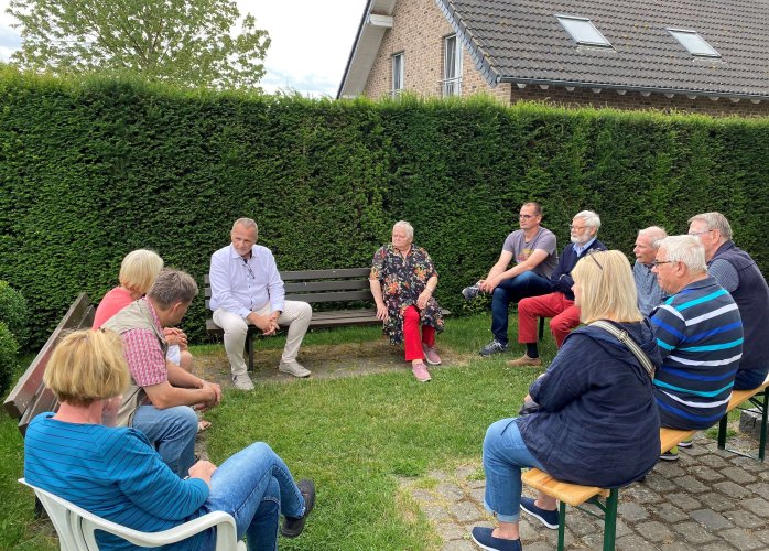 Auch in Klein Villip, dem kleinsten Ortsteil Wachtbergs, hatte Bürgermeister Jörg Schmidt sich Zeit für einen Bürgermeister-vor-Ort-Termin genommen. (Foto: Gemeinde Wachtberg/mt)